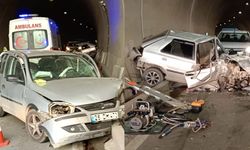 Artvin'de Tünel İçerisinde 2 Otomobil Çarpıştı: 5 Yaralı