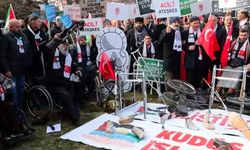 Engelliler, Protez Uzuvlarını ABD Büyükelçiliği Önüne Attı