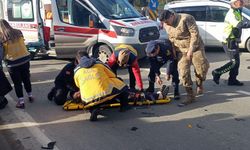 Kavşakta Taksinin Çarptığı 2 Kişi Ağır Yaralandı