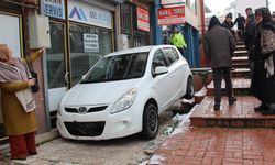 Kontrolden Çıkan Araç İşyerlerine Çarpmadan Son Anda Durdu