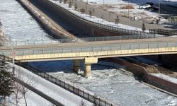 Çoruh Nehri Buz tuttu; Havaya Atılan Sıcak Su Kristalleşti