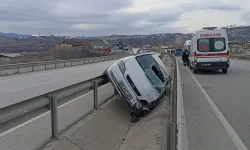 Otomobil Refüjdeki Su Kanalına Girdi