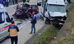 Otomobil ile Minibüs Çarpıştı: 2 Ölü, 1 Yaralı