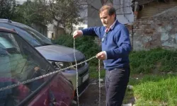 Hırsızlardan bıkan esnaf, otomobilini zincire vurdu