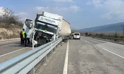 Lastikleri Patlayan Tır Su Kanalına Düştü