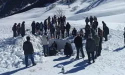 Kardan Kapanan Yolda Cenazeyi 3 Kilometre Taşıdılar