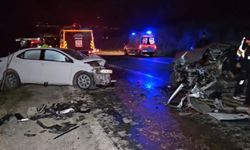 İki Otomobil Kafa Kafaya Çarpıştı: 2 Ölü, 6 Yaralı