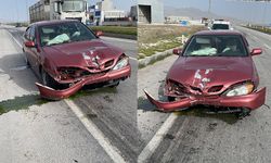 Konya'da Otomobil Kaldırıma Çarptı: 5 Yaralı