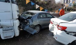 Zincirleme trafik kazası: 1'i polis 3 yaralı