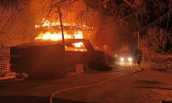 İki Katlı Evde Çıkan Yangın Geceyi Aydınlattı