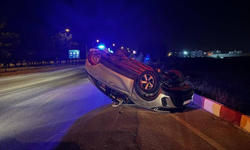 Kavşakta Aracın Çarptığı Otomobil Takla Attı: 2 Yaralı