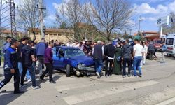 İki Otomobil ve Motosiklet Çarpıştı: 10 Kişi Yaralandı