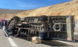 Kontrolden çıkan kamyon devrildi: 1 ölü, 1 yaralı