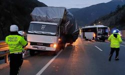 Rize'ye Dönen Tur Midibüsü Kaza Yaptı: 2 yaralı