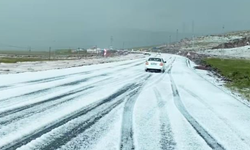 Dolu yağışı sonrası karayolu beyaza büründü