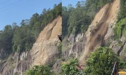 Rize’de Toprak Kayması Anı Kamerada