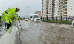 Rize'de Sağanak Yağmur Sonrası Cadde ve Sokaklar Göle Döndü