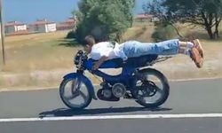 Motosikletinin Üzerine Yüzüstü Yattı, Faciaya Davetiye Çıkardı