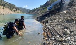 Park Halindeki Otomobil Baraj Gölüne Düştü