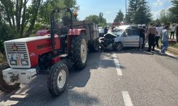 Traktöre Arkadan Çarpan Araç Hurdaya Döndü