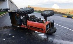 Otomobille Çarpışan Traktör Devrildi: 2 Yaralı