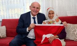 Cumhuriyet'in Tarihine Tanıklık Eden Çınarlara Türk Bayrağı Hediyesi