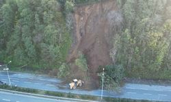 Artvin-Rize Karayolu Heyelan Nedeniyle Kapandı, Uzun Araç Kuyrukları Oluştu