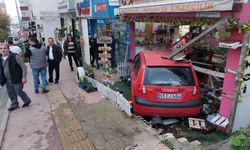 Yoldan Çıkan Otomobil Çiçekçi Dükkanına Girdi