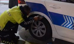 Polis Aracına Giren Kedi İçin Polis Ve İtfaiyeciler Seferber Oldu