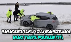 Karadeniz Sahil Yolu'nda Bozulan Aracı Trafik Polisleri İtti