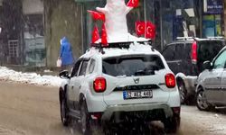 Aracının Üzerine Yerleştirdiği Kardan Adam İle Şehir Turu Attı