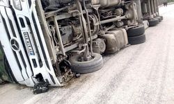 Devrilen TIR'daki yumurtalar yollara saçıldı