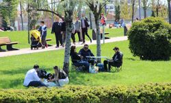 Çorum’da Havanın Isınması İle Vatandaşlar Millet Bahçesi’ne Akın Etti