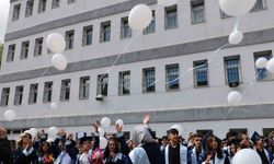 Gazze İçin Beyaz Balon Uçurdular