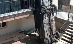 Kadın aday sürücü apartmanın bahçesine uçtu