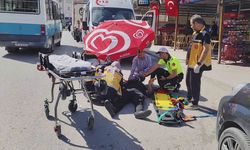 Motosiklet kazasında yaralanan yayayı güneşten şemsiye yardımıyla korudular