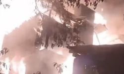 Yusufeli'nde iki katlı ahşap evde çıkan yangın evi küle çevirdi