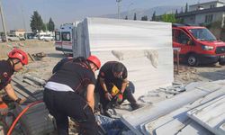 Mermer bloklar devrildi: 2 yaralı