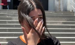 YKS çıkışı duygusal anlar: Gözyaşlarına boğulan genç kızı annesi teselli etti