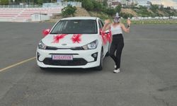 Eşinden boşandı sokakta maskeli kutlama yaptı