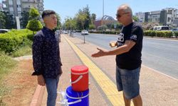 15 Yaşındaki Genç, Limonata Satarak Hayaline Yürüyor