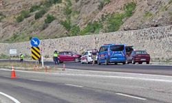 Direksiyon hakimiyetini kaybeden sürücü duvara çarptı