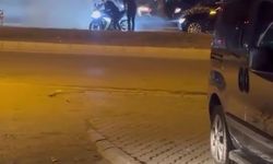 Düğün konvoyunda kırmızı ışığı fırsat bilen motosikletli tozu dumana kattı