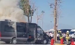 Havalimanında park halindeki minibüs alevlere teslim oldu