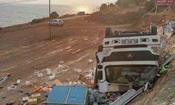 Market kamyonu şarampole devrildi: Yaralanan olmadı