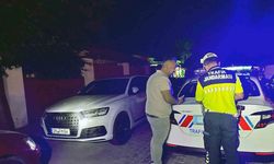 Ölüdeniz’de trafiği tehlikeye düşüren yabancı plakalı araç cezadan kurtulamadı