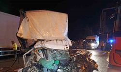 Kamyonet Park Halindeki Tıra Çarptı: 1 Ölü, 1 Yaralı