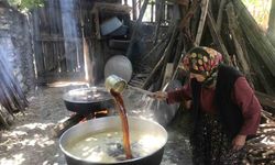 50 kiloluk kazanlarda 1 litre külle kaynatılıyor, kilosu 500 liradan satılıyor