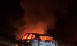 Alev alev yanan otomobil kullanılamaz hale geldi