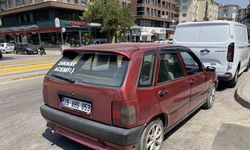 Aracının arka camında ’Dikkat Acemi’ yazıyor, trafikte herkes ondan uzak duruyor